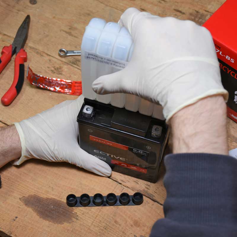 Einfaches Befüllen Ihrer ective Motorradbatterie
